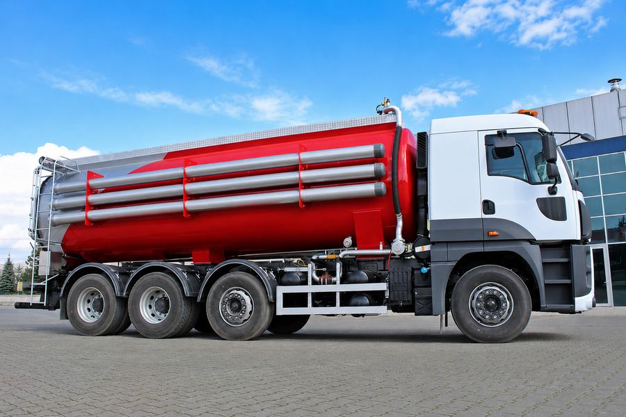 Kırmızı büyük kapasiteli dört akslı tanker; yandan görünüm, boru hattı ve erişim merdiveni
